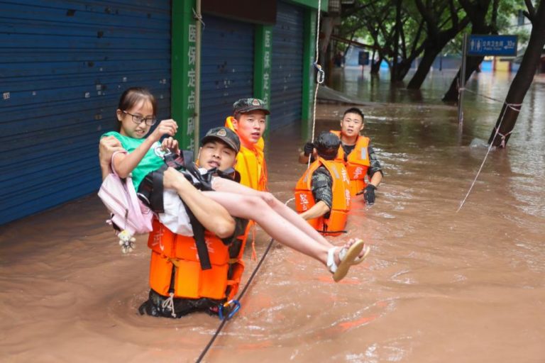 Chuva “recorde” faz milhares de deslocados no centro da China