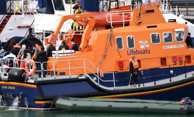 Mais de 70 migrantes resgatados no canal da Mancha por autoridades francesas