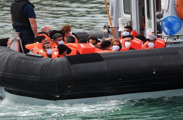 Marinha francesa resgata 65 migrantes no Canal da Mancha
