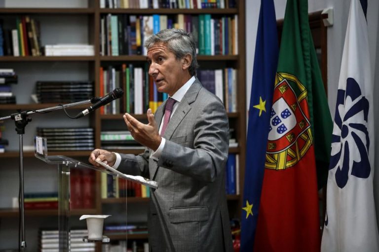 Covid-19: Embaixador de Portugal quer acordo bilateral com o Brasil para certificado de vacina