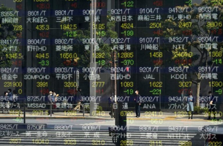 Bolsa de Tóquio fecha a ganhar 0,49%