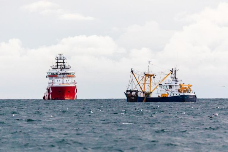 Londres e Paris assinam acordo de segurança marítima para o Canal da Mancha