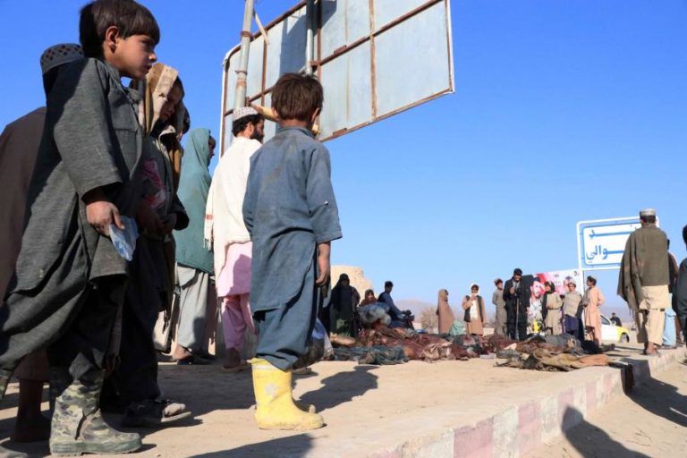 Afeganistão: EUA prometem continuar ataques aéreos se talibãs prosseguirem com ofensiva