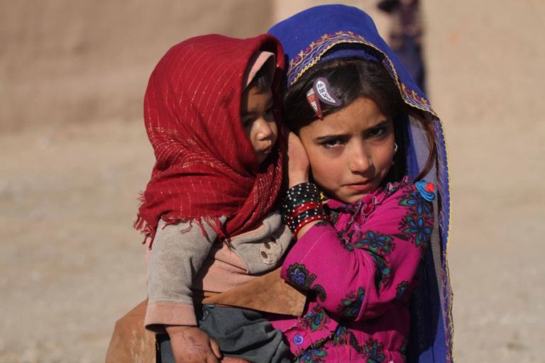 Trinta ONG pedem à UE para suspender expulsão de migrantes afegãos