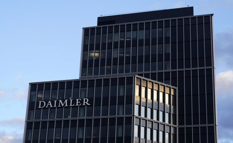 Daimler passa de prejuízos a lucros de 8.077 ME no 1.º semestre