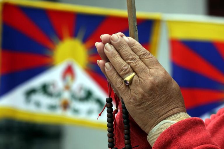 Autoridades chinesas processam monges tibetanos por “crimes dúbios” – HRW