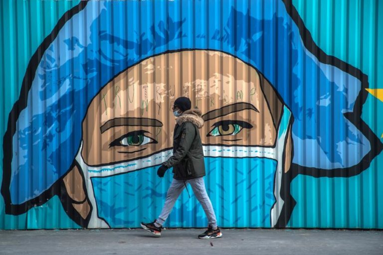 Covid-19: França abaixo dos mil doentes em cuidados intensivos, mas com mais casos