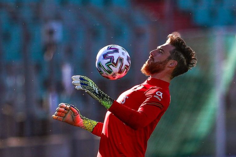 Guarda-redes José Sá assina por cinco anos com o Wolverhampton