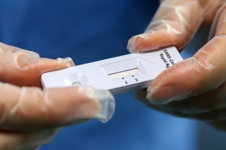 Covid-19: Farmácias venderam mais de um milhão de testes rápidos
