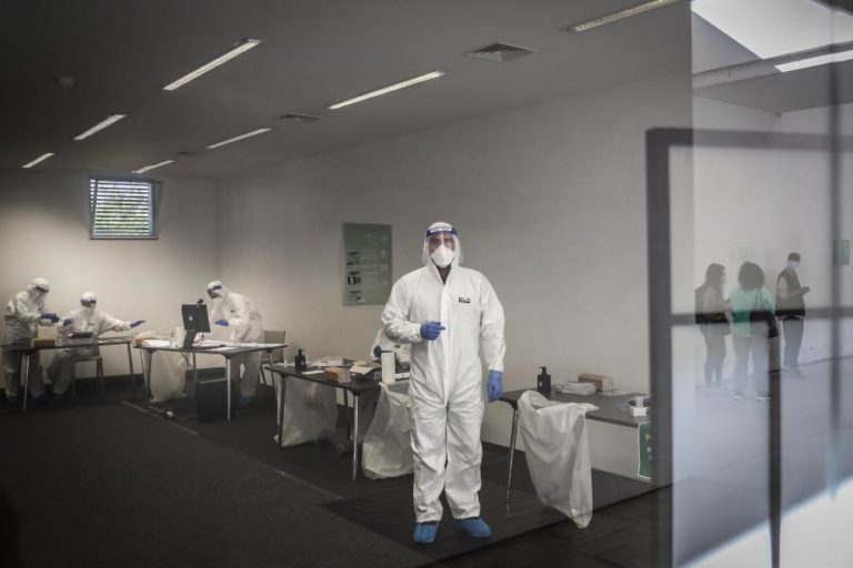 Covid-19: Incidência no continente aumenta para 366,7, mas Rt continua a baixar