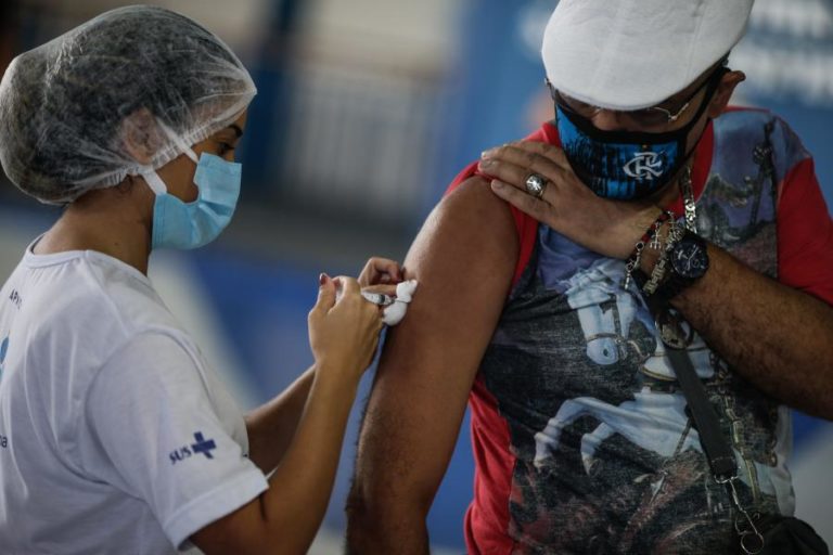 Milhares de pessoas no Brasil receberam vacinas da AstraZeneca fora do prazo – ‘media’