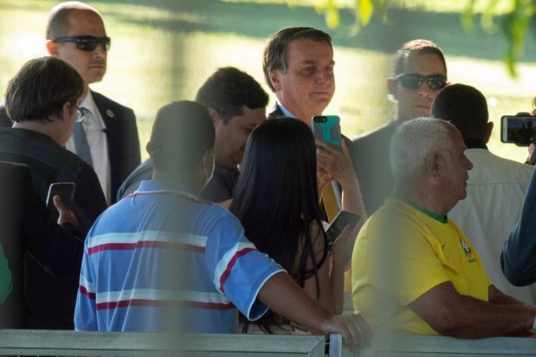 Presidente do Brasil internado para fazer exames devido a crise de soluços