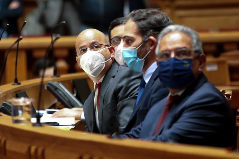 Governo vai continuar a negociar “à esquerda” porque direita “não tem soluções – Duarte Cordeiro