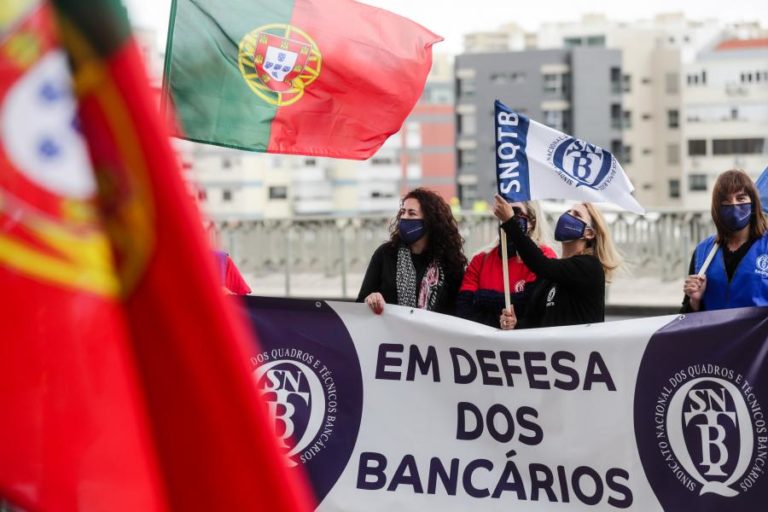 Sindicatos dos bancários exigem fim dos despedimentos e anunciam manifestação