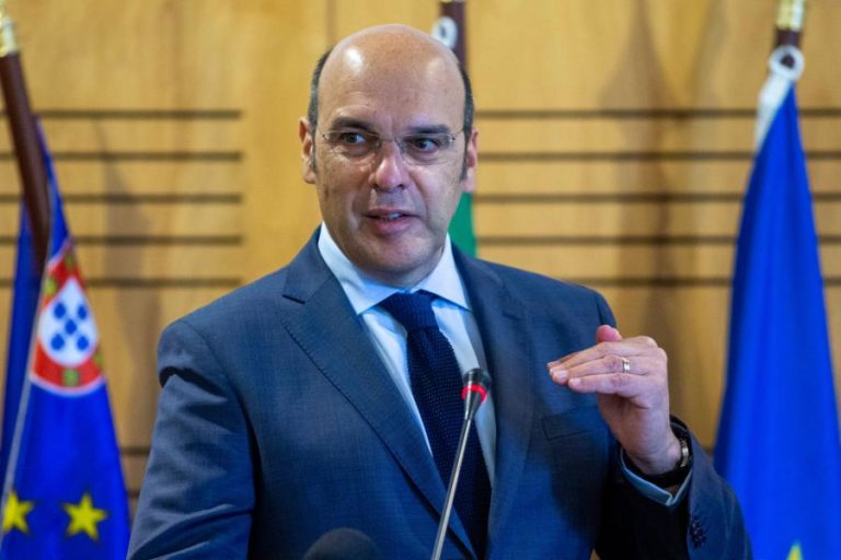 Ministro da Economia desloca-se à Madeira para assinar memorando do Banco de Fomento