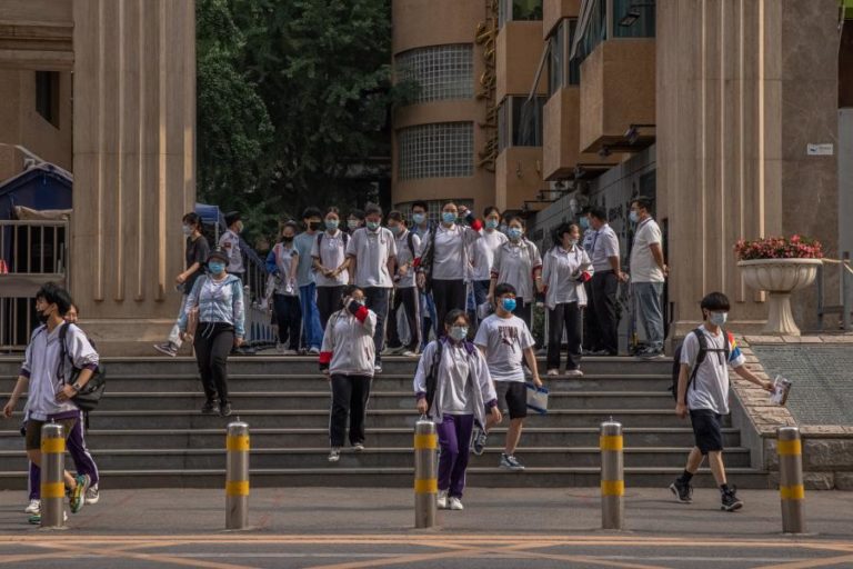 Ações de empresas chinesas afundam após novas diretrizes para o ensino de preparação