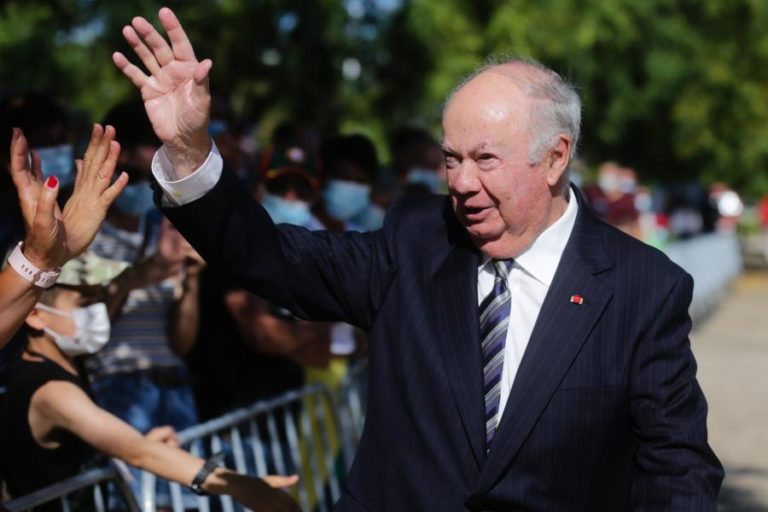 Prémio atribuído a Alberto João Jardim doado ao grupo Dançando com a Diferença