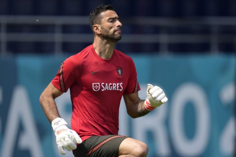 Roma anuncia contratação de Rui Patrício por 11,5 ME e guardião assina até 2024