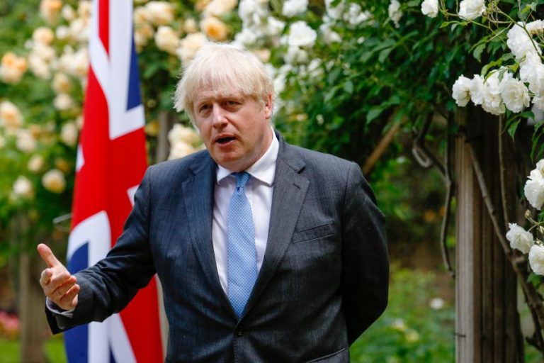 Covid-19: PM britânico pede “cautela” perante levantamento de restrições 