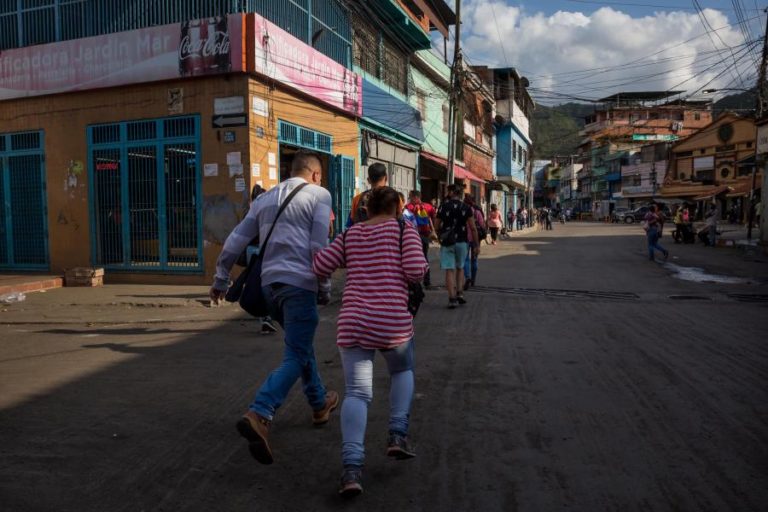 Prisão preventiva para 25 pessoas após violentos confrontos em Caracas