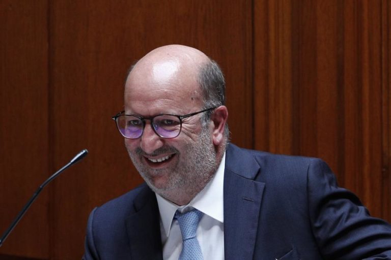 Governo propõe diploma que permitir atuar sobre margens de comercialização de combustíveis