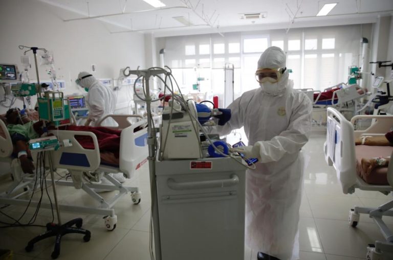 Covid-19: Pandemia já matou pelo menos 4,09 milhões  de pessoas no mundo