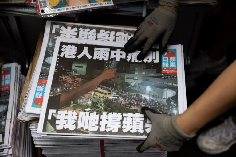 Polícia de Hong Kong detém mais um ex-editor do extinto diário Apple Daily
