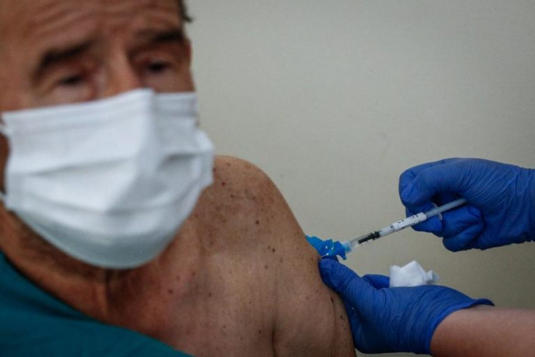 Covid-19: Exaustão dos enfermeiros pode colocar em causa ritmo da vacinação, diz sindicato