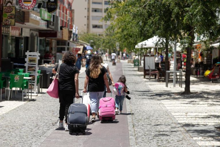 Covid-19: Menos 50,8% de dormidas de não residentes no 1.º semestre