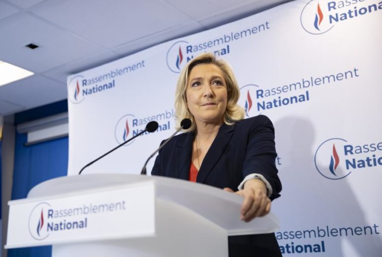 Marine Le Pen reeleita presidente do seu partido sem qualquer oposição