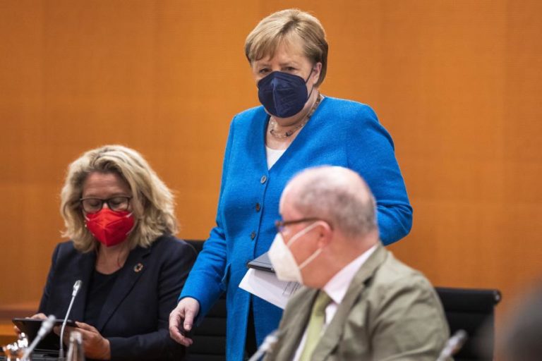 Euro2020: Angela Merkel inquieta pelo número de adeptos permitidos para Wembley