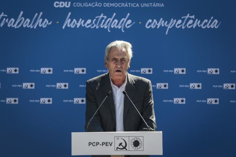 Covid-19: Jerónimo de Sousa quer “outra urgência e outro ritmo” na vacinação