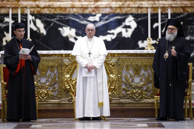 Papa emite documento para limitar missas em latim
