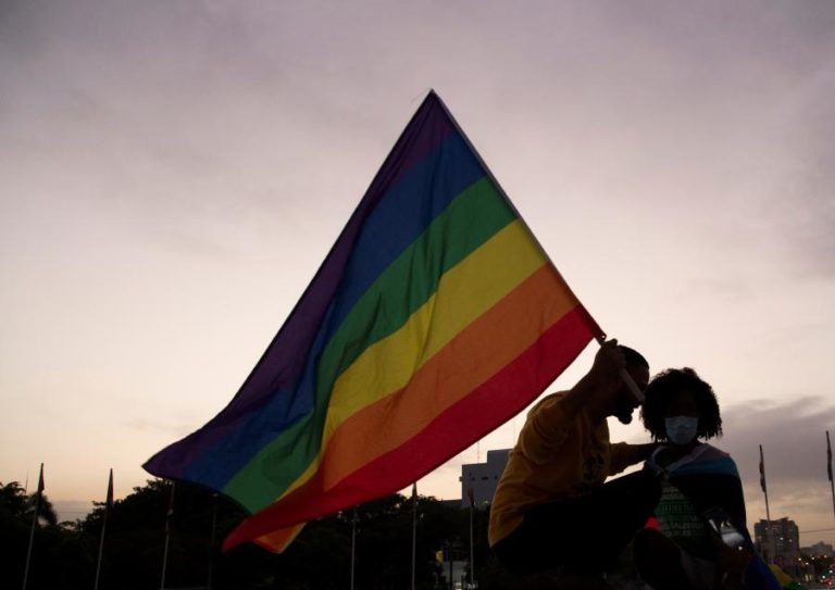 Bruxelas abre processos de infração a Hungria e Polónia devido a direitos LGBTIQ