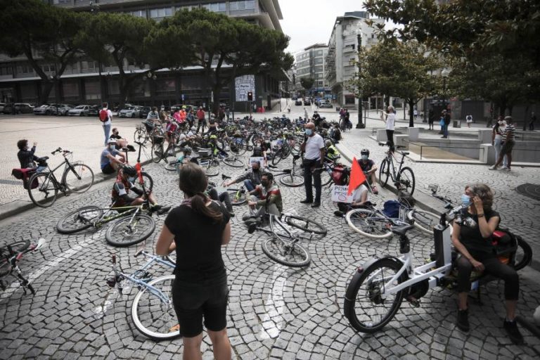 Cerca de 100 ciclistas em vigília no Porto contra mortes por atropelamento