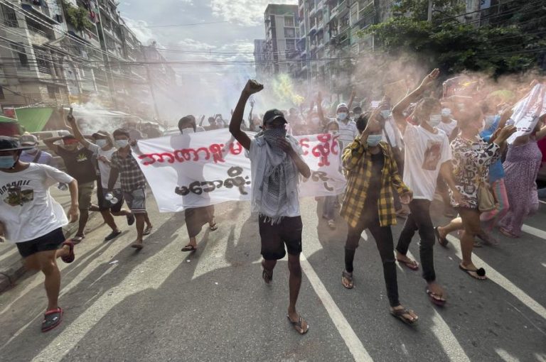 Pelo menos dez mortos em confrontos entre exército e opositores em Myanmar