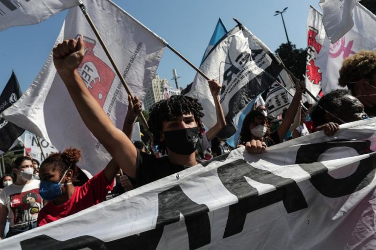 Milhares nas ruas do Brasil para exigir destituição do Presidente Bolsonaro