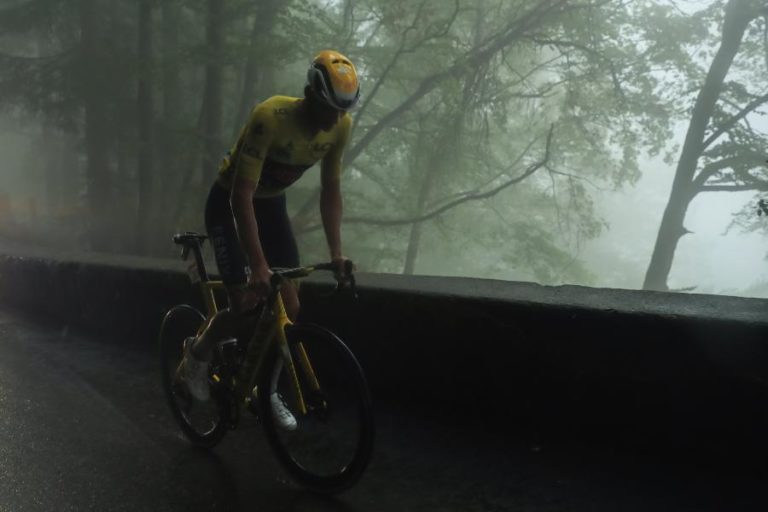 Tour: Van der Poel abandona um dia depois de perder a liderança