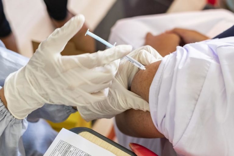 Covid-19: Governo dos Açores instaurou processos disciplinares por vacinação indevida