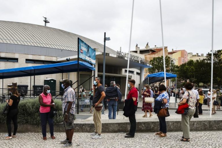 Covid-19: Horário para utentes sem marcação no centro de vacinação de Oeiras foi alargado
