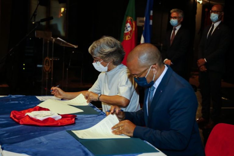 Teatro de São João doa equipamento técnico-teatral e de edição a Cabo Verde