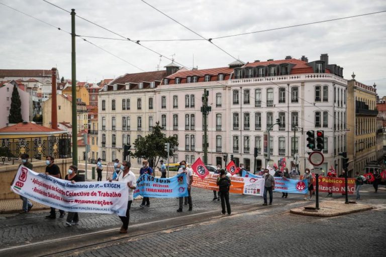 Trabalhadores do setor ferroviário protestam em Lisboa e agendam nova reunião