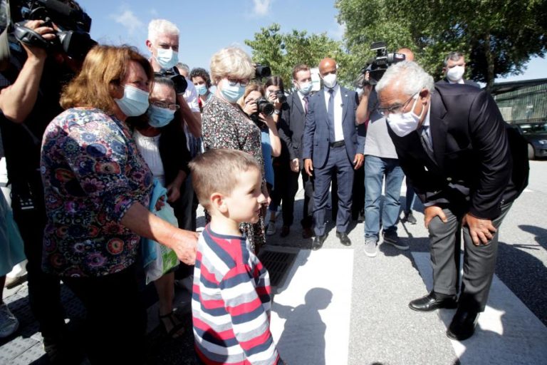 Covid-19: Costa considera festas ilegais e legais “polos de difusão” da nova vaga