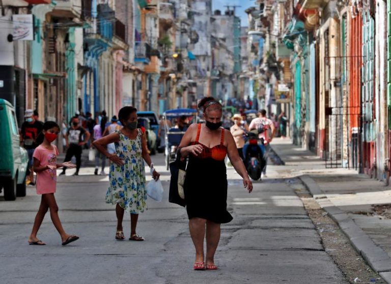 Covid-19: Cuba bate recorde de casos diários e cubanos pedem ajuda à ONU