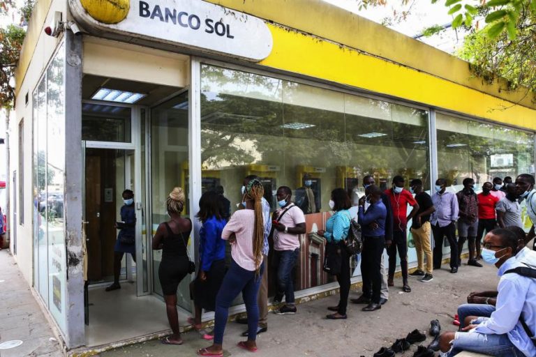 Angolanos irritados com enchentes nas caixas automáticas pedem explicações
