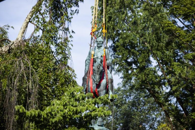 Estátua de general confederado Robert E. Lee removida em Charlottesville