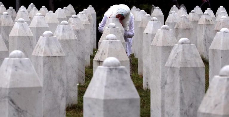Bósnia-Herzegovina assinala 26.º aniversário do massacre de Srebrenica