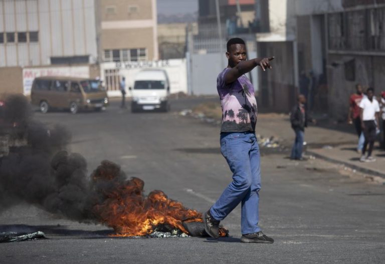 Pelo menos 62 detidos em ações violentas após prisão de ex-Presidente sul-africano Zuma