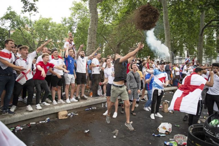 Euro2020: Adeptos tentam furar barreiras segurança para entrar em Wembley