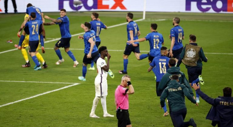 Saka lamenta insultos e critica inação das empresas proprietárias de redes sociais